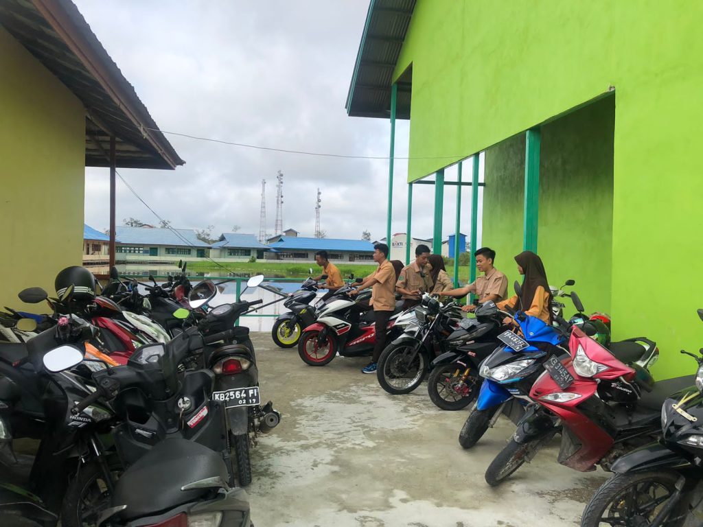 Fasilitas Parkir Baru di MAN 2 Kapuas Hulu